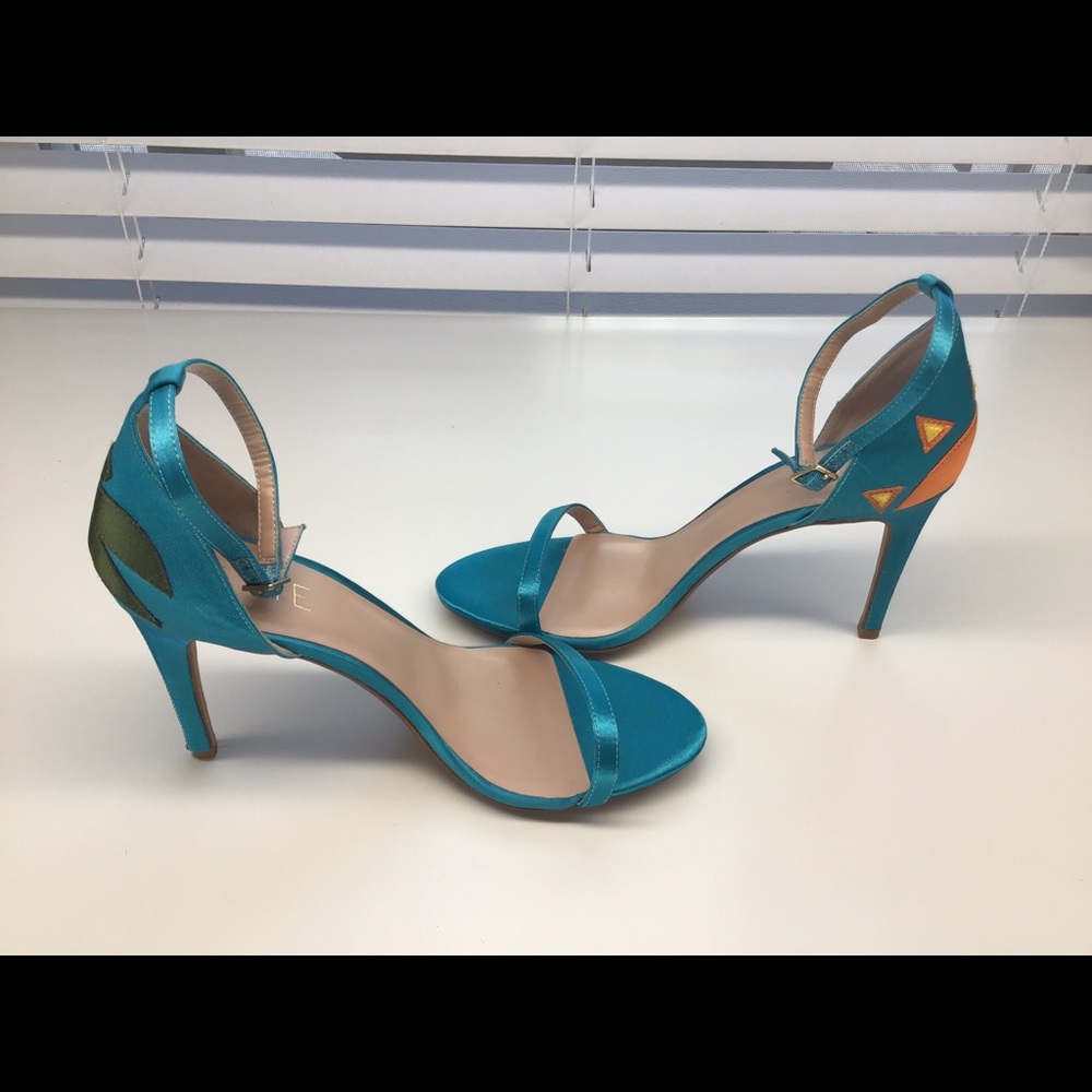 Trendy turquoise heels